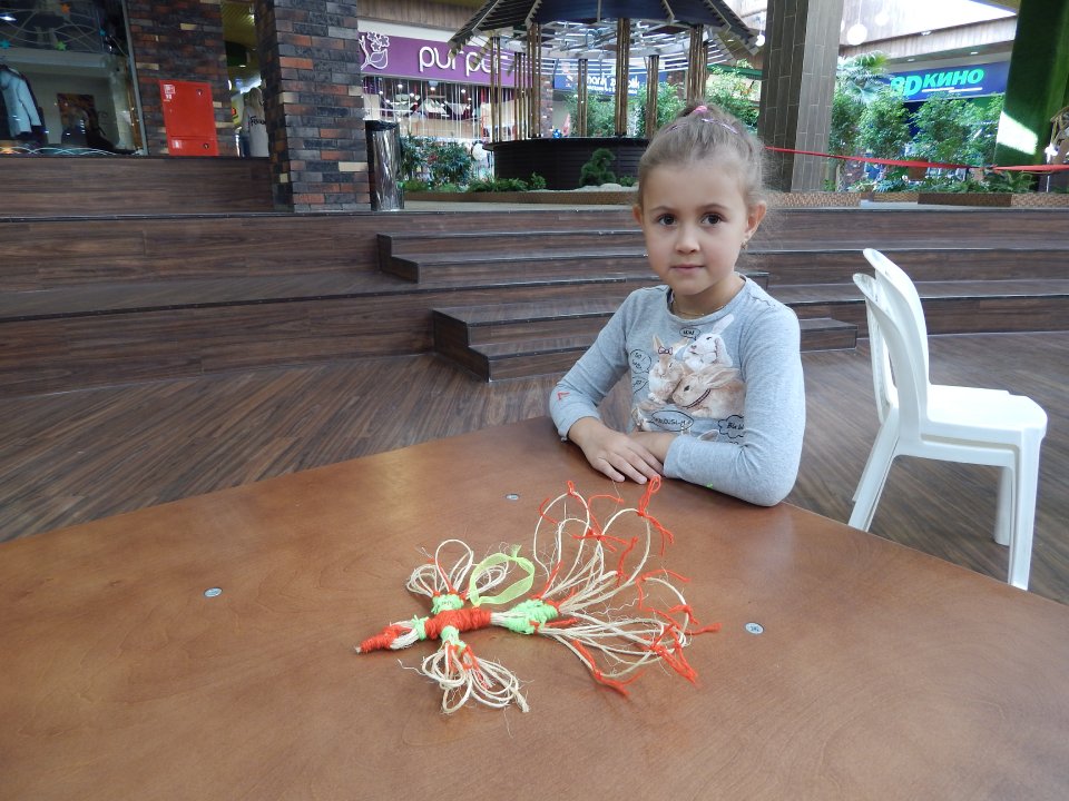 Дети лепят из глины Саратов